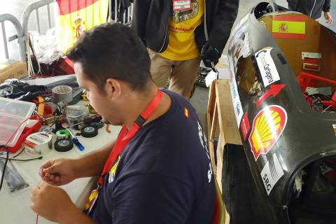 El alumno del UPCT Solar Team Eduardo Contreras realizando unos ajustes de última hora.